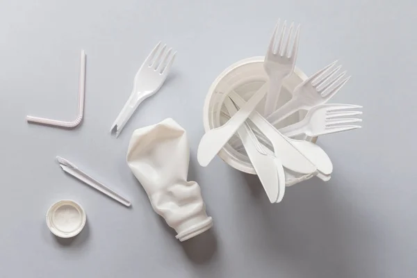 Χρησιμοποιείται λευκό πλαστικό για τρόφιμα σε γκρι φόντο — Φωτογραφία Αρχείου
