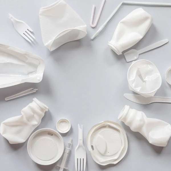 Χρησιμοποιείται λευκή πλαστική συσκευασία για τα τρόφιμα σε γκρι φόντο — Φωτογραφία Αρχείου