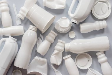 Gri arka planda yiyecek için kullanılan beyaz plastik ambalaj