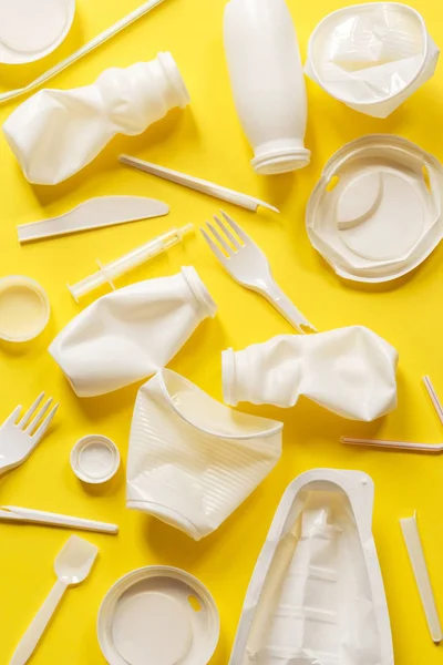 Używane opakowania z białego tworzywa sztucznego do żywności na żółtym tle — Zdjęcie stockowe