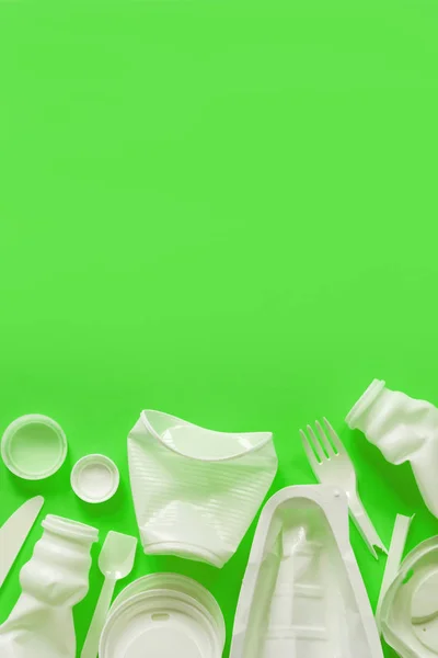石灰緑の背景に食品のための白いプラスチック包装を使用 — ストック写真