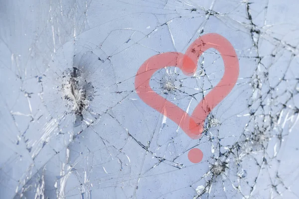 Red outline of a heart on a cracked touch screen phone — Stock Photo, Image
