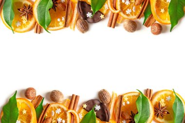 Noel kompozisyonu şekerli portakal kabuğu, tarçın çubukları, fındık, yapraklar ve biberiye.