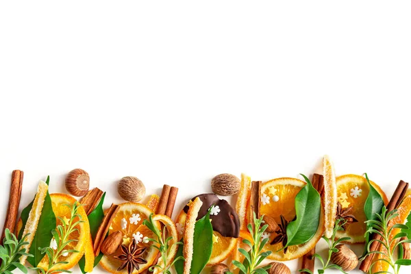 Рождественская композиция консервированной апельсиновой кожуры, коричных палочек, орехов, листьев и розмарина — стоковое фото