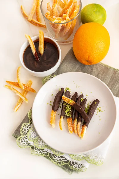 Casca de laranja cristalizada em chocolate ou açúcar é um deleite de Natal favorito para crianças e adultos — Fotografia de Stock