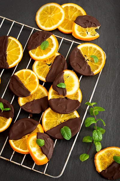 L'orange confite au chocolat ou au sucre est un régal de Noël préféré des enfants et des adultes — Photo