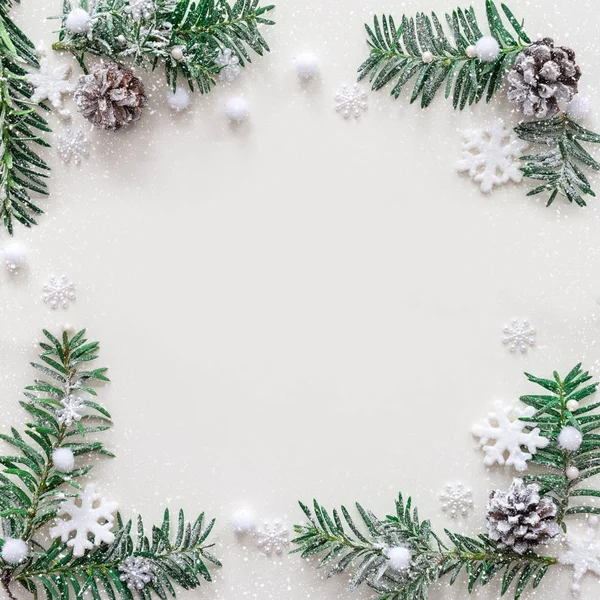 Decoração de Natal com ramo de abeto e cones em um fundo nevado Imagens De Bancos De Imagens Sem Royalties