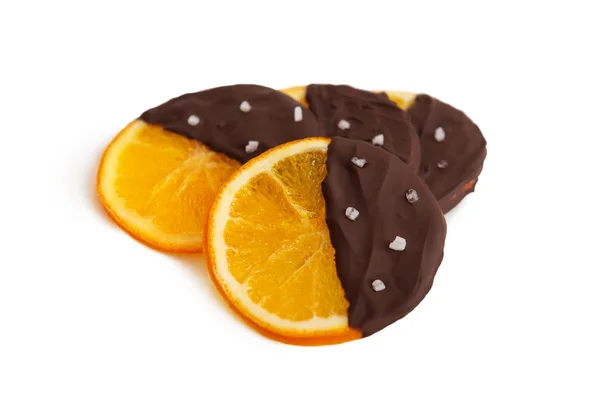 Image d'orange confite maison trempée dans du chocolat avec du sel — Photo