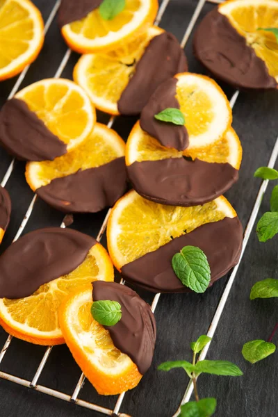 Imagen de naranja confitada casera bañada en chocolate con menta fresca —  Fotos de Stock