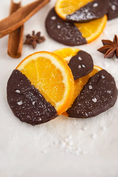 Image d'orange confite maison trempée dans du chocolat . — Photo