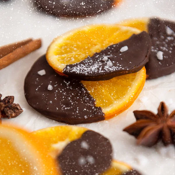 Image d'orange confite maison trempée dans du chocolat . — Photo