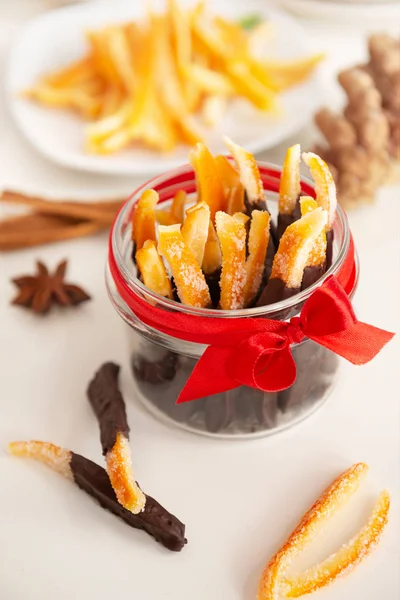 Imagen de la cáscara de naranja confitada casera algunas piezas sumergidas en chocolate —  Fotos de Stock