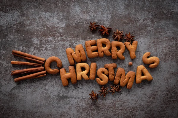 Palabras de jengibre Feliz Navidad apilada en forma de pez como símbolo del cristianismo — Foto de Stock