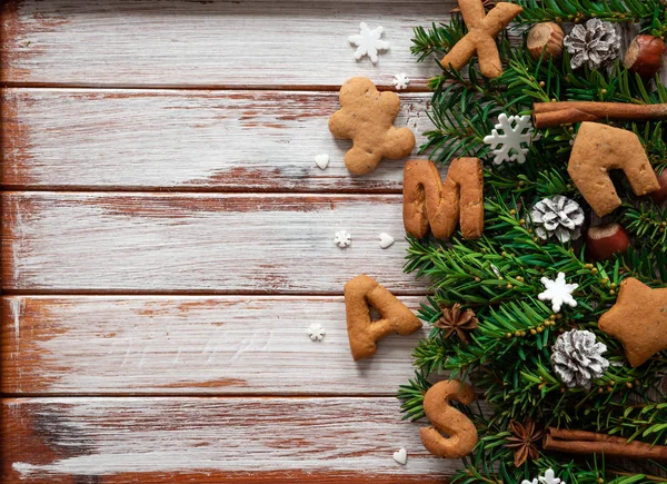 Palabras de jengibre Feliz Navidad en el fondo de madera — Foto de Stock
