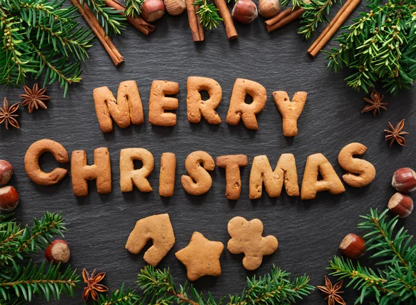 Gingerbread λόγια Καλά Χριστούγεννα σε σκούρο φόντο πέτρα — Φωτογραφία Αρχείου