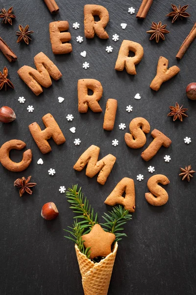 Zencefilli çörekler Mutlu Noeller kara taş arka planda — Stok fotoğraf