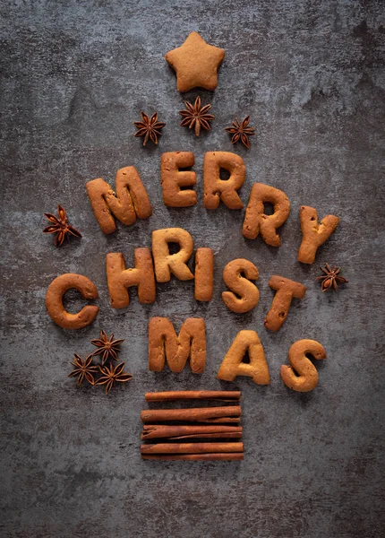 Pão de gengibre palavras Feliz Natal em um fundo escuro — Fotografia de Stock