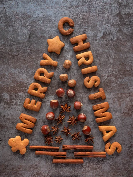 Palabras de jengibre Feliz Navidad sobre un fondo oscuro — Foto de Stock