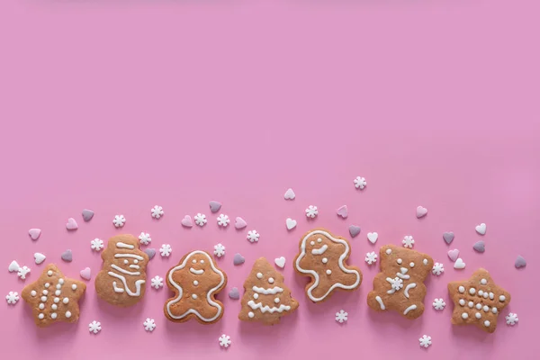 Galletas de jengibre de Navidad sobre fondo rosa pastel — Foto de Stock