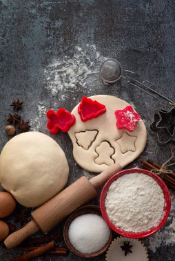 Beyaz arka planda noel kurabiyeleri pişirmek