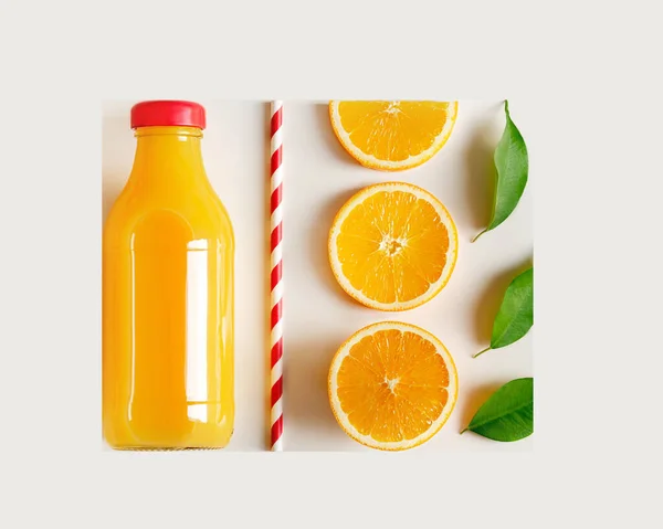 Świeżo wyciśnięty sok pomarańczowy w butelce, rozrzucone plasterki pomarańczy i słomka koktajlowa na stole — Zdjęcie stockowe