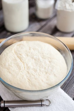 Taze çiğ hamur rustik ahşap arka plan üzerinde pişirme için hazır.