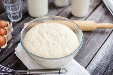 Taze çiğ hamur rustik ahşap arka plan üzerinde pişirme için hazır.