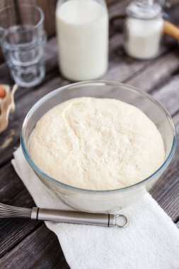 Taze çiğ hamur rustik ahşap arka plan üzerinde pişirme için hazır.