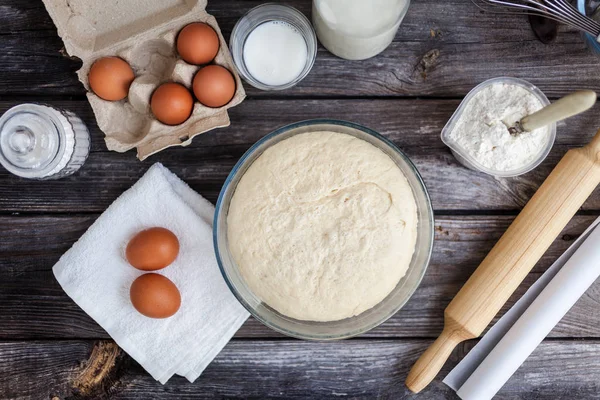 Frischer Roher Teig Zum Backen Auf Rustikalem Holzboden Stockfoto