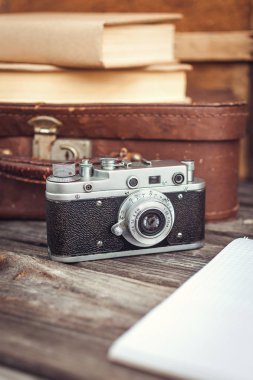 Arka plan vintage ahşap kurullarında eski retro fotoğraf makinesi