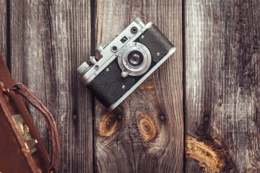 Arka plan vintage ahşap kurullarında eski retro fotoğraf makinesi