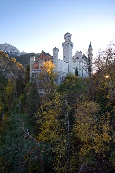 Замок Нойшванштайн близ Мюнхена в Германии осенним днем — стоковое фото