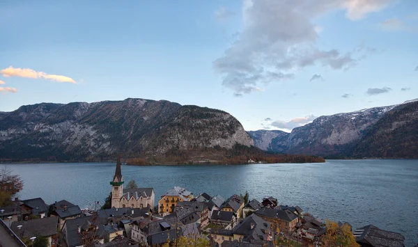 Beau village de Hallstatt au bord d'un lac dans les Alpes — Photo