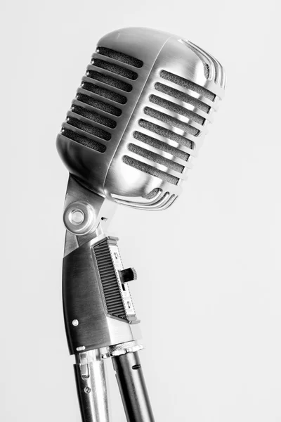 Micrófono vintage sobre fondo blanco — Foto de Stock