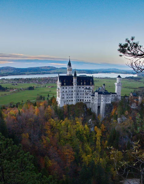 Castelo de Neuschwanstein perto de Munique, na Alemanha, em um dia de outono — Fotografia de Stock