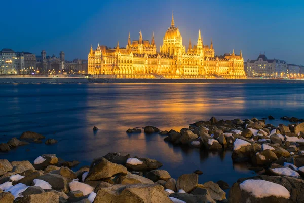 Parlamento húngaro à noite no inverno — Fotografia de Stock