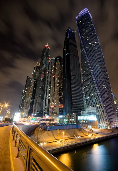 Dubai linha do horizonte marina nos Emirados Árabes Unidos — Fotografia de Stock