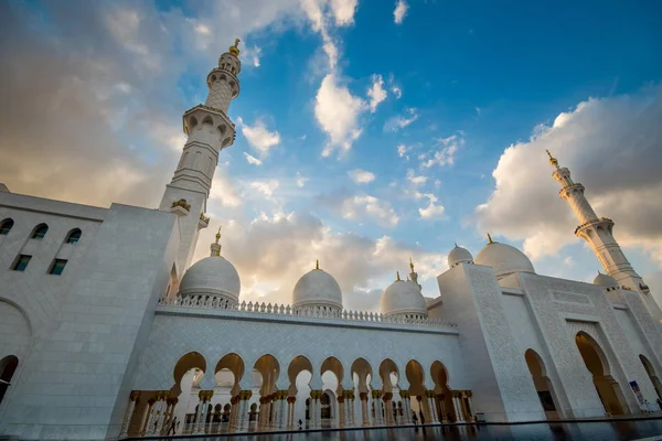 Abu Dhabi, Verenigde Arabische Emiraten - 01 februari: Sheikh Zayed Grand moskee, Abu Dhabi, Verenigde Arabische Emiraten op 01 februari 2016 in Abu Dhabi. De 3de grootste moskee ter wereld — Stockfoto