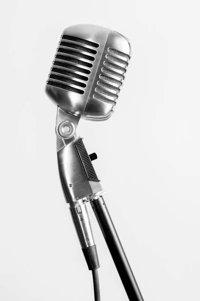 Vintage mikrofon na białym tle — Zdjęcie stockowe