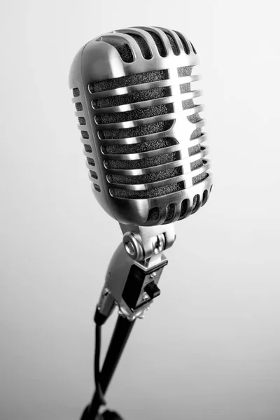 Vintage mikrofon na bílém pozadí — Stock fotografie
