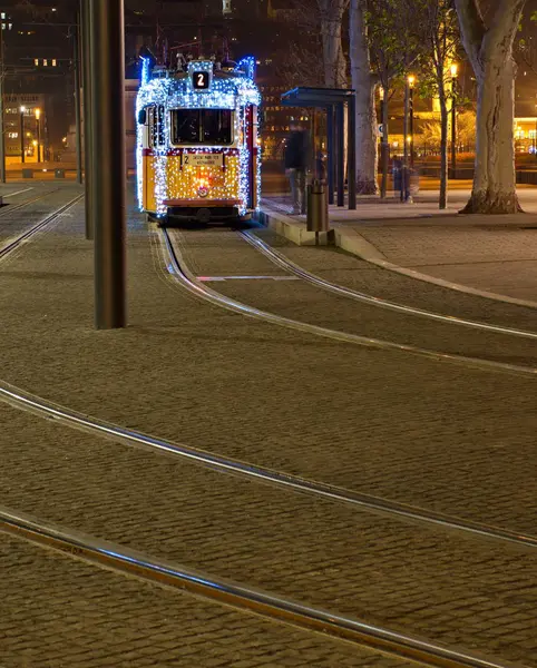 BUDAPEST, HUNGRÍA - 10 DE DICIEMBRE DE 2015: Luces de Navidad en un tranvía en Budapest — Foto de Stock
