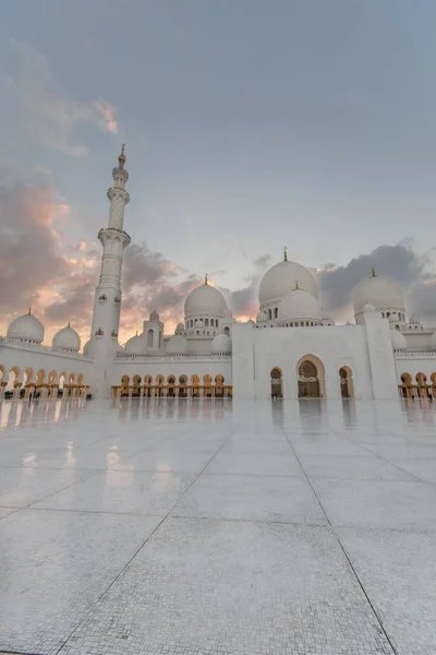 Abu Dhabi, Verenigde Arabische Emiraten - 01 februari: Sheikh Zayed Grand moskee, Abu Dha — Stockfoto