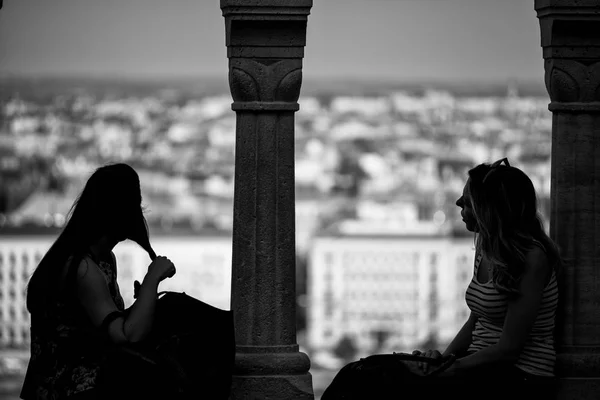 BUDAPEST, HUNGARY - MAY 21, 2015: Two girls talking to each othe — Stock Photo, Image