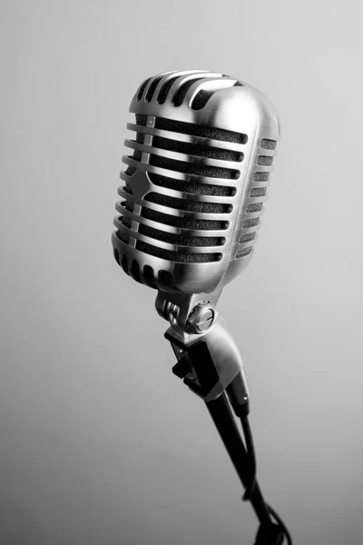 Винтажный микрофон на белом фоне — стоковое фото