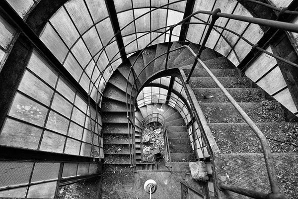 Escalier descendant le long — Photo