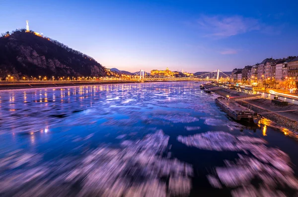 Ice flowing on river Danube in Budapest, Hungary — Stock Photo, Image