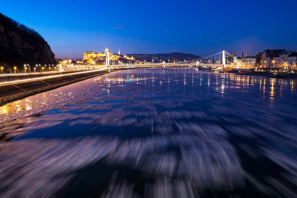 Ice tekoucí řeky Dunaj v Budapešti, Maďarsko — Stock fotografie