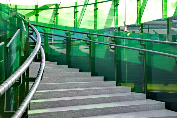 Лестница с зеленым стеклом — стоковое фото