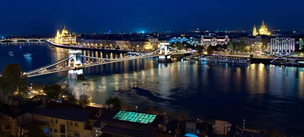 Río Danubio en Budapest, Hungría por la noche —  Fotos de Stock