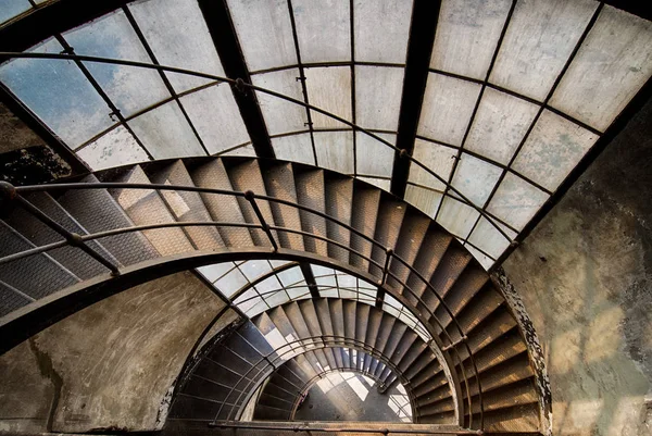 Treppenhaus geht weit nach unten — Stockfoto